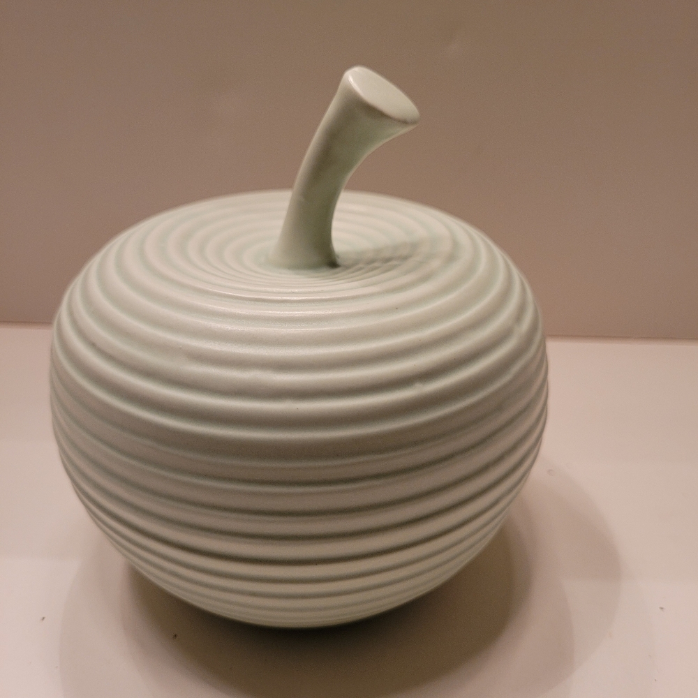 Turtleking Ceramic Ribbed Apple.